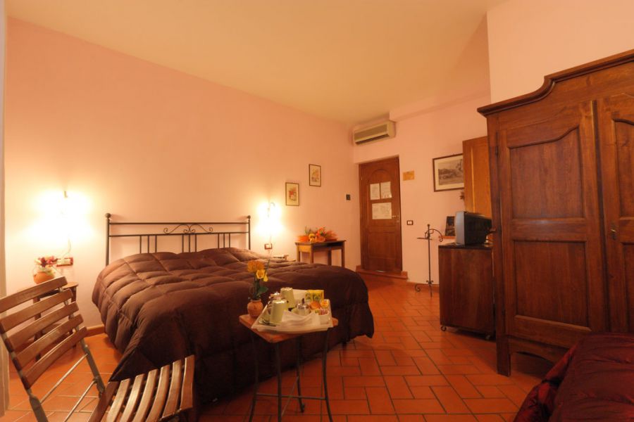 Antica Posta B&B:Budget Bed And Breakfast Near Florence Train Station