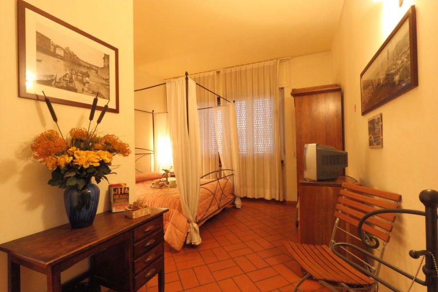 Antica Posta B&B:Budget Bed And Breakfast Near Florence Train Station