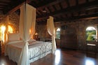 Atmosfera romantica in stile rurale toscano caratterizza le camere