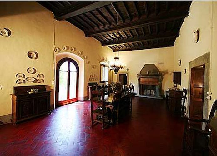 Classica architettura toscana dai soffitti con i travi a vista